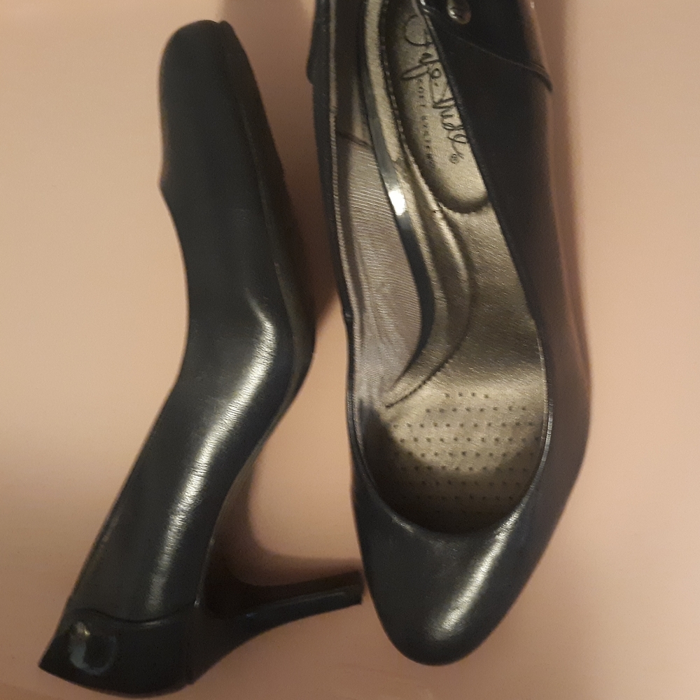 Navy heels